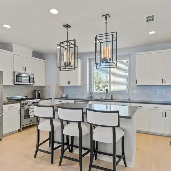 SPECTACULAR OCEAN VIEWS FROM ROOFTOP ENTERTAINER’S DECK