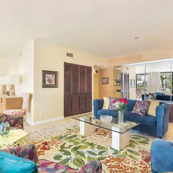 SPACIOUS PALM BEACH APARTMENT ON THE OCEAN