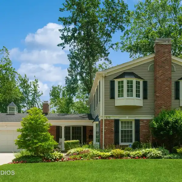 SPECTACULAR COLONY POINT COLONIAL