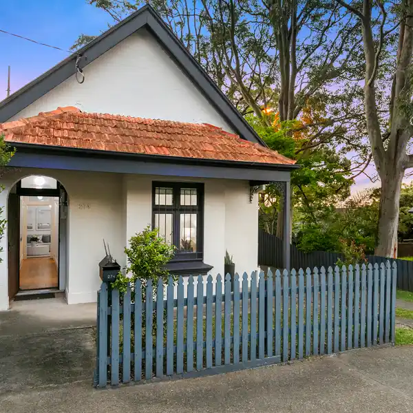 FREESTANDING COTTAGE FULL OF CHARACTER AND CHARM