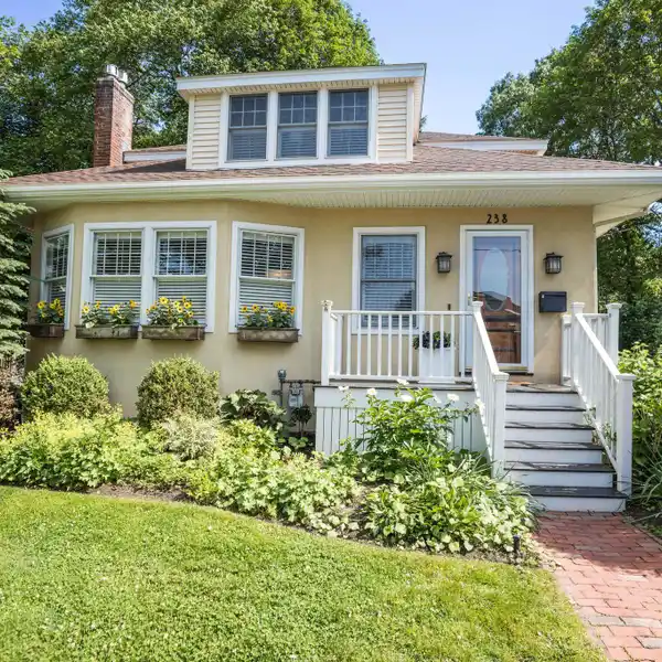 BEAUTIFUL BUNGALOW-STYLE HOME IN LITTLE HARBOR