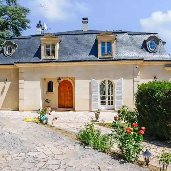 INCREDIBLY WELL KEPT ESTATE