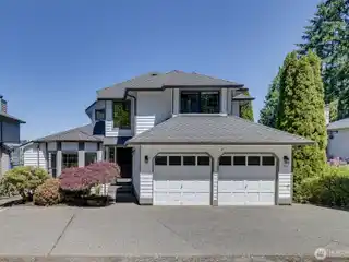 Tranquil Waterfront Property Close to Everything