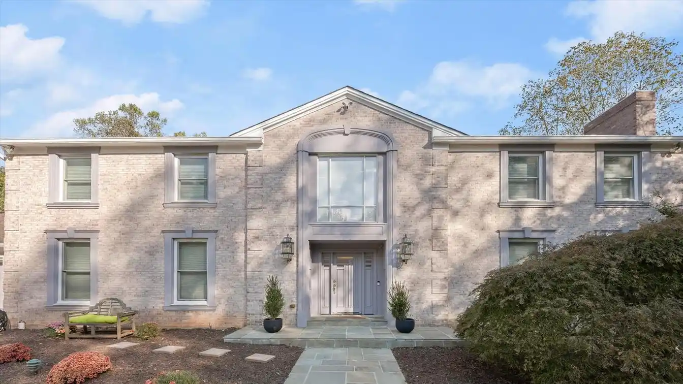 Private Estate Featuring Heated Pool and Fountain