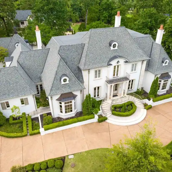 LUXURIOUS CUSTOM HOME BOASTING EXCEPTIONAL CRAFTSMANSHIP