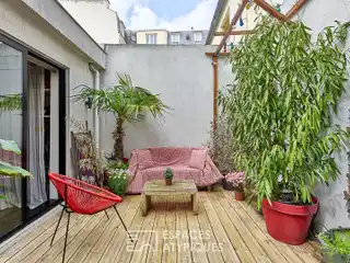 Contemporary Loft with Industrial-Chic Charm