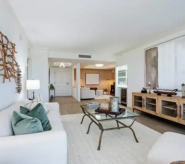 BAY COLONY PIED-à-TERRE WITH SUNSET ESTUARY VIEWS