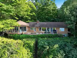 Lovely Residence High in the Woods