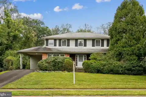 Grand Colonial on Expansive Lot