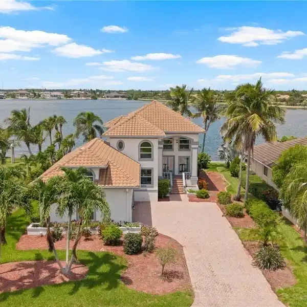 LAKEFRONT HOME IN EXCLUSIVE HARBORAGE