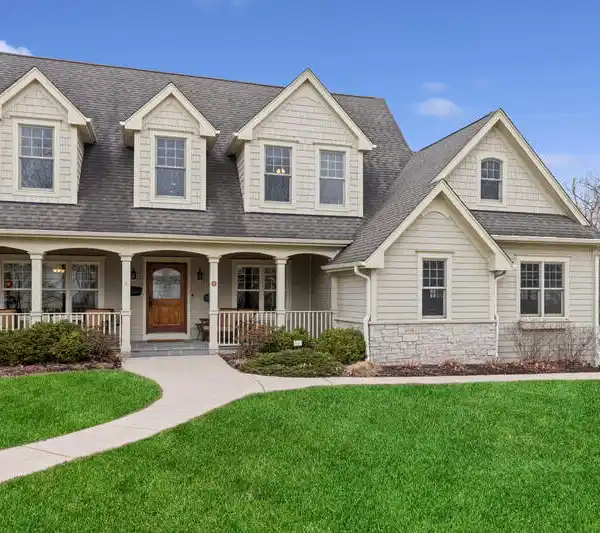 THE BEST OF IN-TOWN CLARENDON HILLS