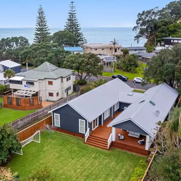 STUNNING PREMIUM COASTAL FAMILY HOME