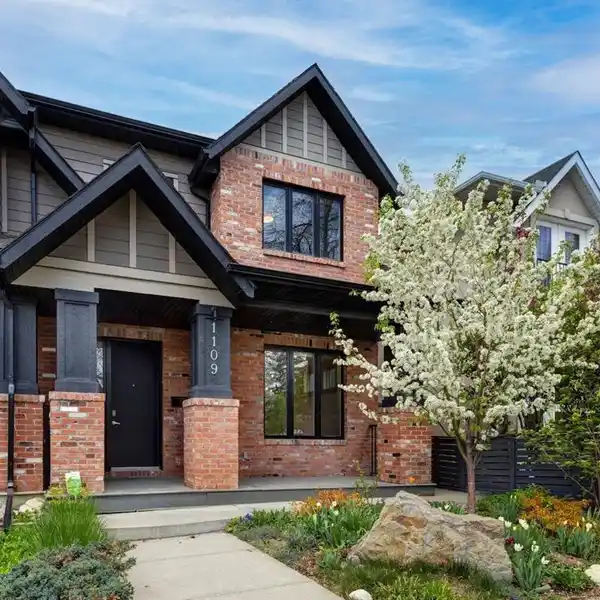 STANDOUT HOME NEAR DOWNTOWN