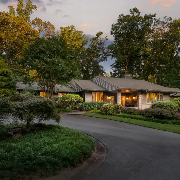 MOVE-IN READY HOME OFFERING REFINED LIVING