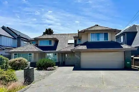 Oversized Home Steps from Garry Point Park