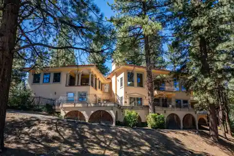 Private Verdi Estate with 7-car Garage