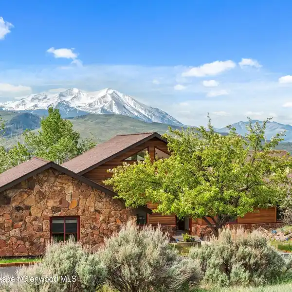 CLASSIC RANCH HOME HIGH IN MISSOURI HEIGHTS