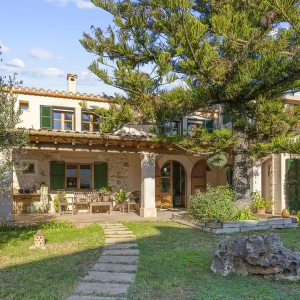 VILLAGE HOUSE IN THE CENTER OF LLUBí