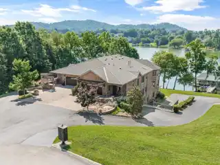 Refined Comfort in a Scenic Lakefront Community