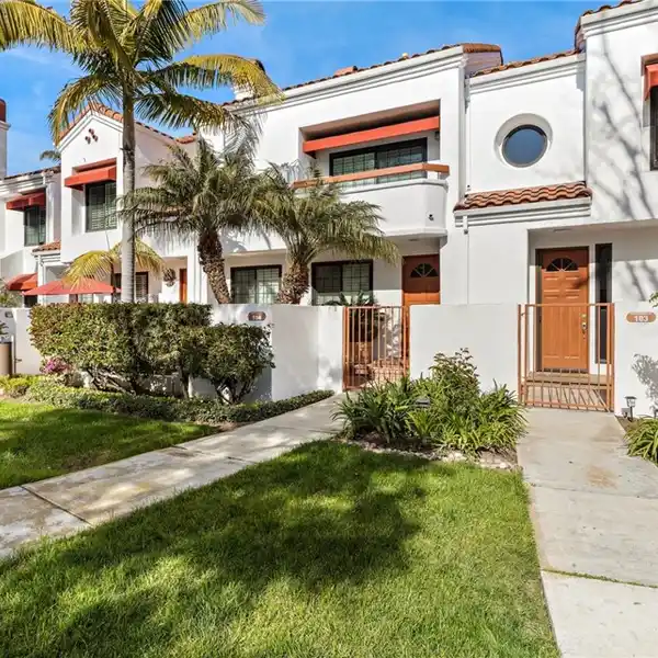 BEAUTIFUL TRI-LEVEL PACIFIC RANCH TOWNHOME