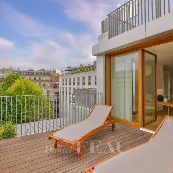 SOPHISTICATED NEWLY RENOVATED APARTMENT