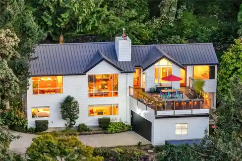 Distinguished Residence in Interlaken Park