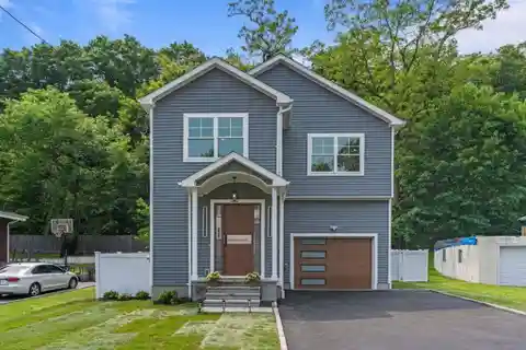 Lovely New Construction in Desirable Woodcrest Heights