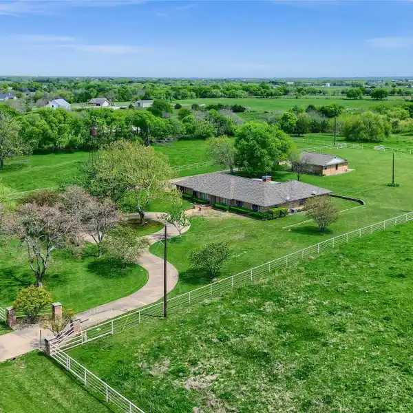 UNIQUE PROPERTY WITH LONG-RANGE VIEWS