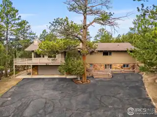 Spacious Wooded Escape with Bonus Garages