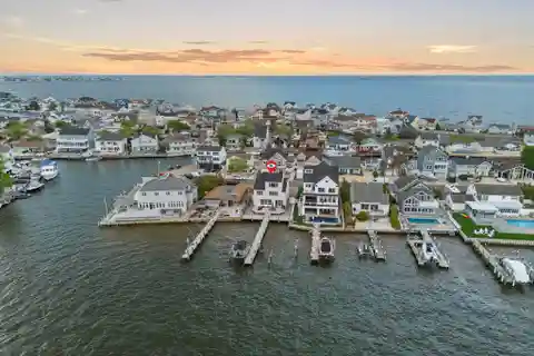 Spectacular Green Island Bayfront Retreat