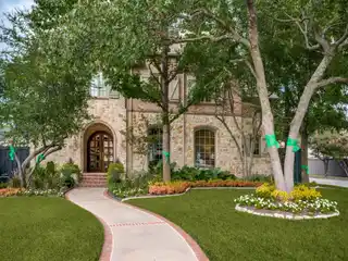 Exceptional Residence on an Expansive Corner Let