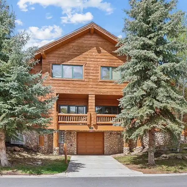 BEAUTIFULLY CRAFTED MOUNTAIN HOME