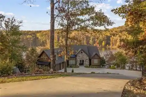 Luxurious Mountain and Lake Retreat at Lake Laceola