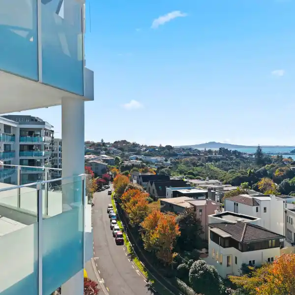 STYLISH SIXTH-FLOOR APARTMENT OFFERING GENEROUS PROPORTIONS