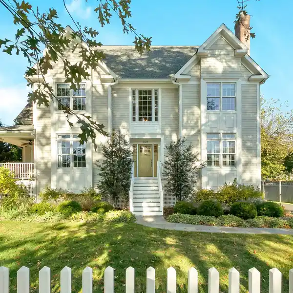 COASTAL SOPHISTICATION WITH BESPOKE INTERIOR DESIGN