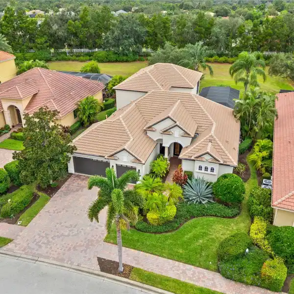 ELEGANT GOLF ESTATE WITH RESORT-INSPIRED AMENITIES