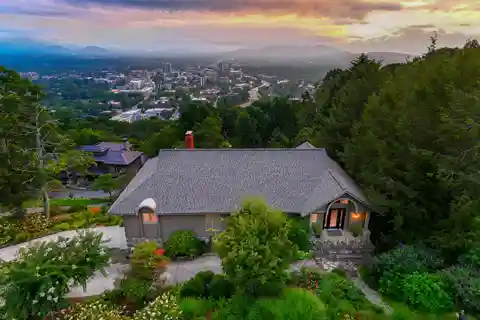 Beautiful Town Mountain Home