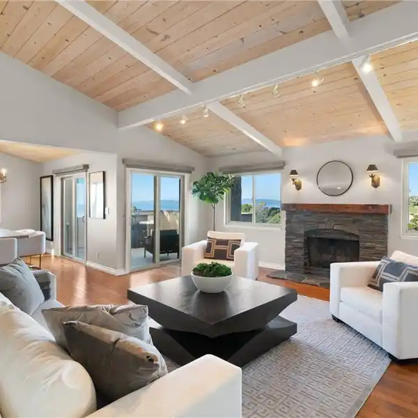 BEAUTIFULLY DESIGNED TOWNHOME
