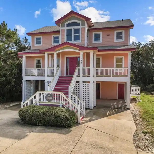 STUNNING CUSTOM-BUILT HOME IN DOWNTOWN DUCK