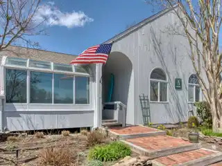 Chic Light-filled Townhouse Condo for Rent