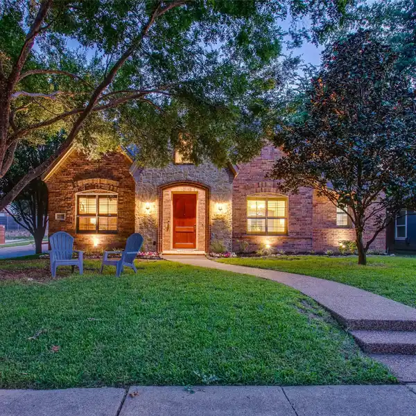 CHARMING FAMILY RETREAT WITH LUSH FENCED YARD