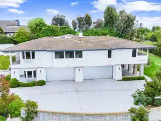 An Extraordinary Lifestyle in Prestigious Rolling Hills