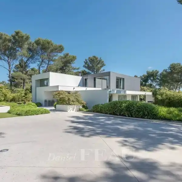 CONTEMPORARY LUXURY RESIDENCE IN A PEACEFUL SETTING