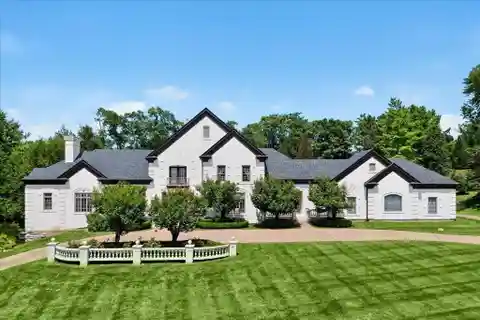 Expansive Town and Country Estate with Entertainer’s Layout