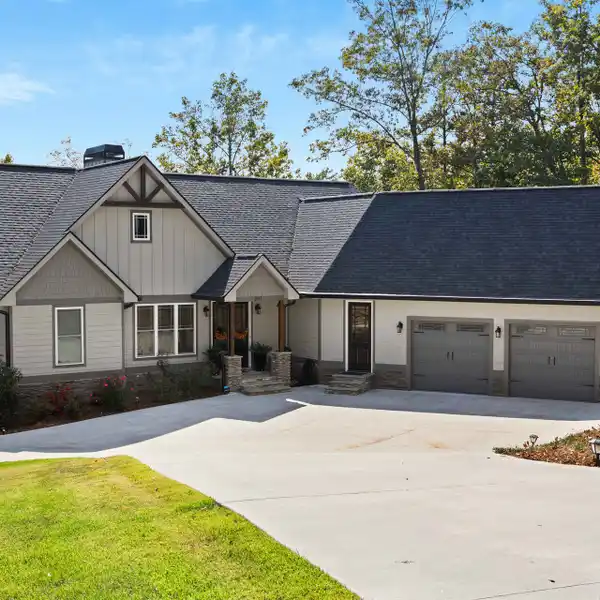 CRAFTSMAN LAKE HOME IN PRESTIGIOUS HARBOR OAKS