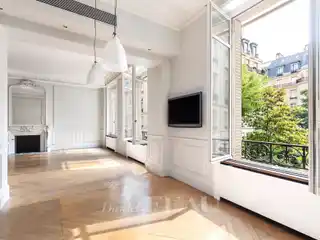 Bright First Floor Apartment in the Golden Triangle