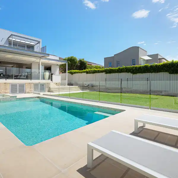 IMPRESSIVE CONTEMPORARY HOME