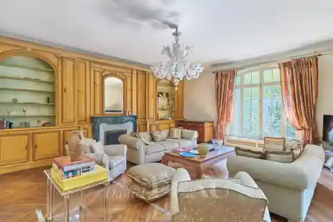 Spacious Henri Martin Apartment with Renovation Potential