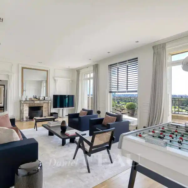 TOP FLOOR APARTMENT WITH EXCEPTIONAL TERRACES