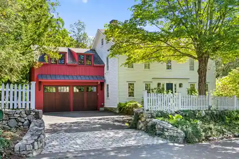 Quintessential Country House in Convenient Location